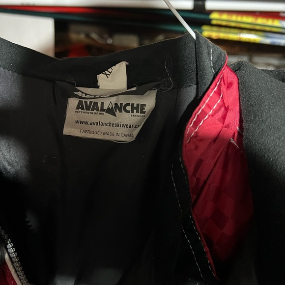 Men’s. Avalanche made in Quebec, skiing jacket and pants. Size XL. Almost new - Picture 2 of 4
